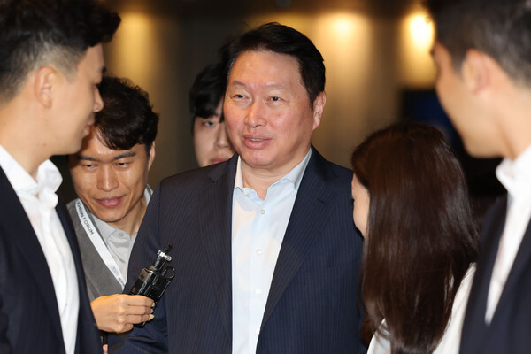 최태원 SK그룹 회장이 지난 18일 오전 서울 광진구 워커힐호텔에서 열린 2025이천포럼에 참석하고 있다. photo 뉴시스