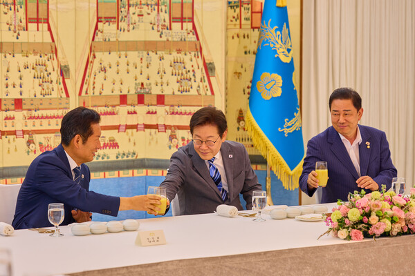 20일, 서울 한남동 대통령 관저에서 열린 더불어민주당 신임 지도부와 만찬에서 이재명 대통령이 정청래 대표(왼쪽), 김병기 원내대표(오른쪽)와 주스로 건배를 하고 있다. photo 뉴시스