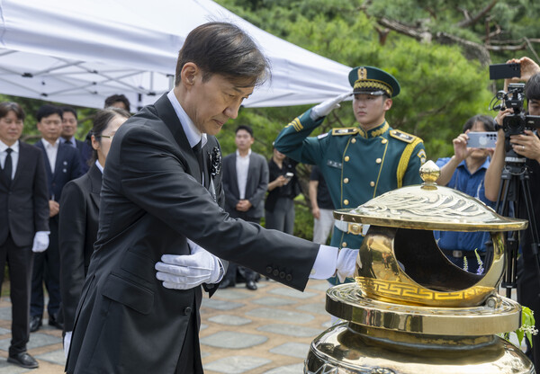 조국 전 조국혁신당 대표가 김대중 전 대통령 서거 16주기인 18일 서울 동작구 국립서울현충원 김 전 대통령 묘역에서 분향하고 있다. photo 뉴시스