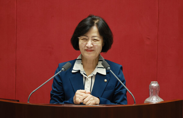 추미애 신임 법제사법위원장이 21일 서울 여의도 국회에서 열린 제428회 국회(임시회) 제1차 본회의에서 당선인사를 하고 있다. photo 뉴시스