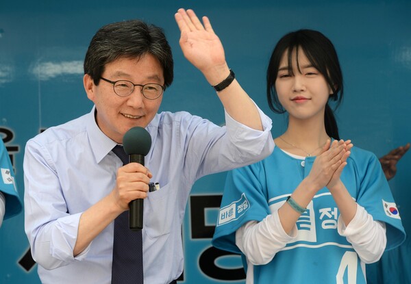 지난 2017년 대통령 선거 당시 유승민 전 의원과 딸 유담씨(오른쪽). photo 뉴시스