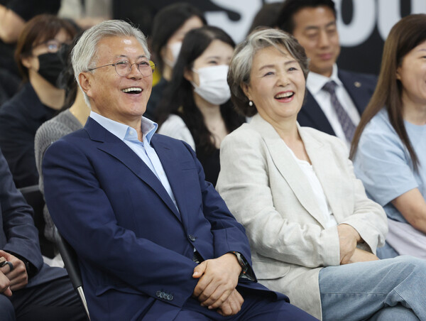 문재인 전 대통령과 김정숙 여사가 지난 6월 19일 서울 강남구 코엑스에서 열린 서울국제도서전에서 도종환·안도현·박성우 시인의 북토크 '그대와 가장 가까운 시간, 시 낭송회'에 참석해 활짝 웃고있다. photo 뉴시스