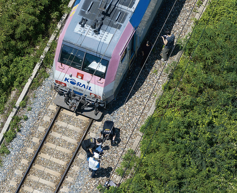 지난 8월 19일 오전 10시52분께 경북 청도군 화양읍 삼신리 청도소싸움 경기장 인근에서 남성현〜청도역 구간을 운행하던 무궁화호 열차가 안전점검 중이던 작업자를 치는 사고가 발생했다. photo 뉴시스