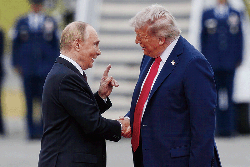 도널드 트럼프 미국 대통령(오른쪽)과 블라디미르 푸틴 러시아 대통령이 지난 8월 15일(현지시간) 미 알래스카주 앵커리지의 앨먼도프리처드슨 합동 군사기지에서 만나 악수하며 인사를 나누고 있다. photo 뉴시스·AP