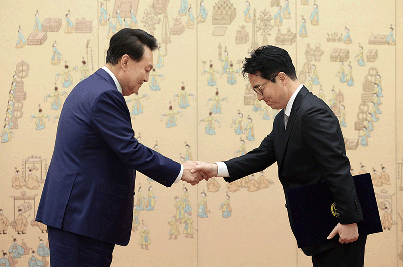 윤석열 당시 대통령이 지난해 9월 18일 서울 용산 대통령실 청사에서 심우정 검찰총장에게 임명장을 수여한 뒤 악수하고 있다. photo 대통령실통신사진기자단·뉴시스