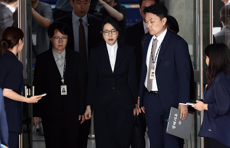 김건희씨가 지난 8월 12일 서울 서초구 서울중앙지법에서 열린 구속 전 피의자 심문(영장실질심사)을 마친 뒤 법원을 나서고 있다. photo 뉴시스