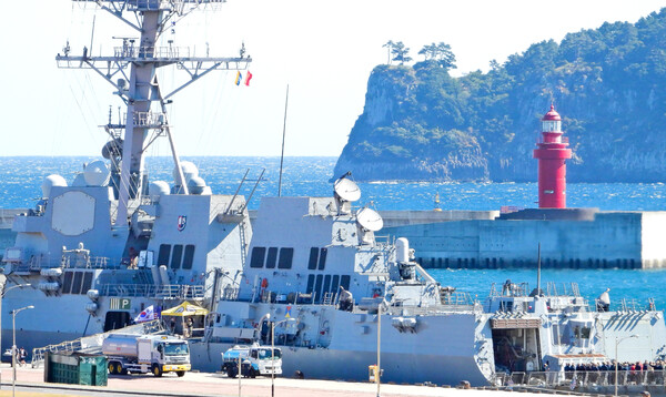제주해군기지에 정박된 미 해군 7함대 소속 이지스 구축함 '존 핀'(DDG-113). photo 뉴시스