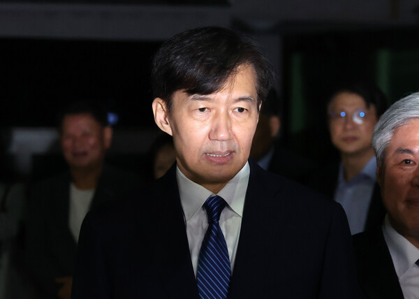 조국 전 조국혁신당 대표가 지난 15일 오전 서울 구로구 서울남부교도소에서 광복절 특사로 출소하며 대국민 인사를 하고 있다. photo 뉴시스