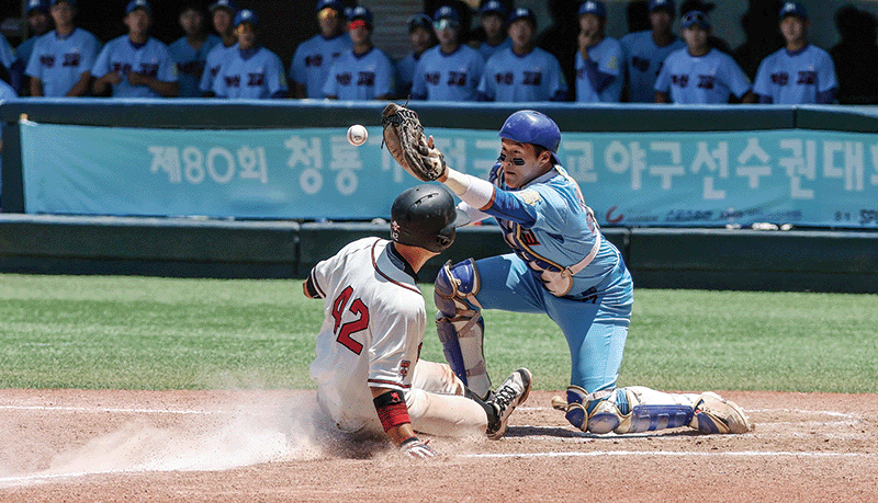 지난 7월 12일 서울 목동야구장에서 열린 제80회 청룡기 전국고교야구선수권대회. 덕수고 대 부산고. 7회말 덕수고 42번 설재민이 홈인하고 있다. photo 고운호 조선일보 기자