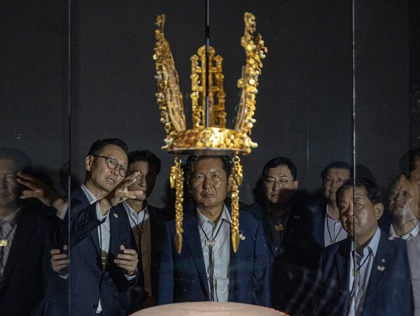 지난 20일, 경북 경주 국립경주박물관을 찾은 정청래 더불어민주당 대표가 신라 왕관을 바라보고 있다. photo 정청래 SNS