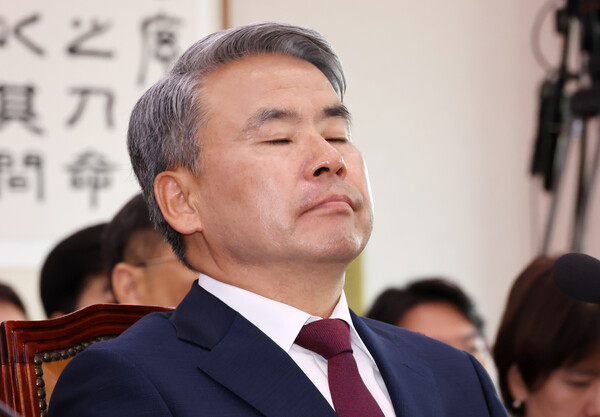 이종섭 전 국방부 장관이 지난해  6월 21일 서울 여의도 국회에서 열린 법제사법위원회의 '순직 해병 수사 방해 및 사건 은폐 등의 진상규명을 위한 특별검사의 임명 등에 관한 법률안' 관련 입법청문회에서 눈을 감고 생각에 잠겨 있다. photo 뉴시스