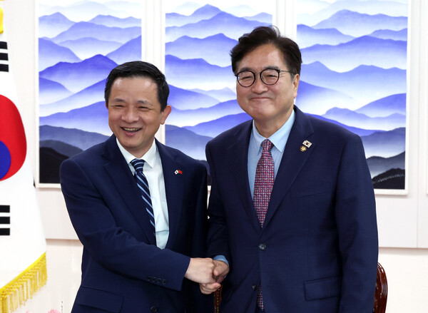 우원식 국회의장이 20일 오후, 서울 여의도 국회에서 다이빙 주한 중국대사(왼쪽)와 만나 악수를 나누고 있다. photo 뉴시스