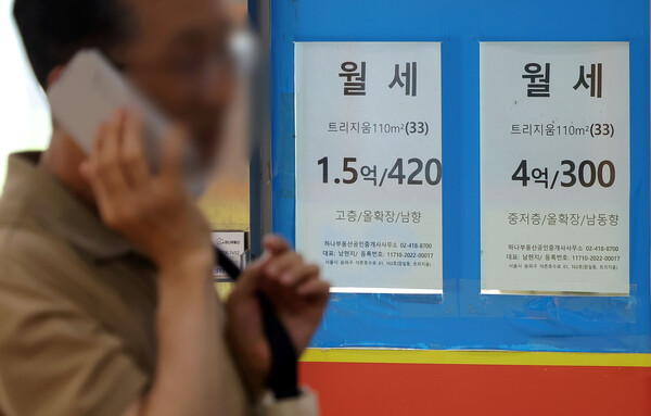 서울 송파구 잠실의 한 부동산 중개업소에 게시된 월세 매물 정보. photo 뉴시스 