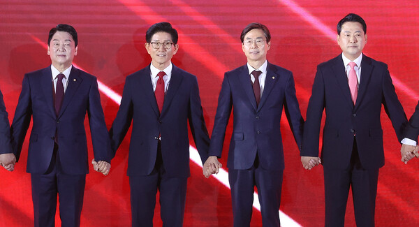 안철수(왼쪽부터), 김문수, 조경태, 장동혁 국민의힘 대표 후보가 22일 오후 충북 청주 오스코에서 열린 국민의힘 제6차 전당대회에서 기념촬영을 하고 있다. photo 공동취재/뉴시스