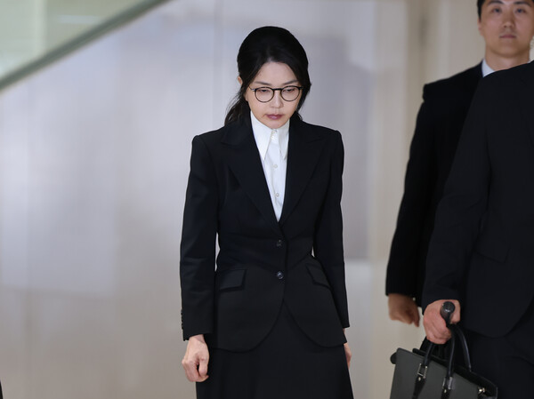 지난 8월 6일, 서울 종로구 KT 광화문빌딩 웨스트에 마련된 김건희 특검 사무실에서 조사를 마친 김건희 여사가 걸어나오고 있다. photo 조선일보