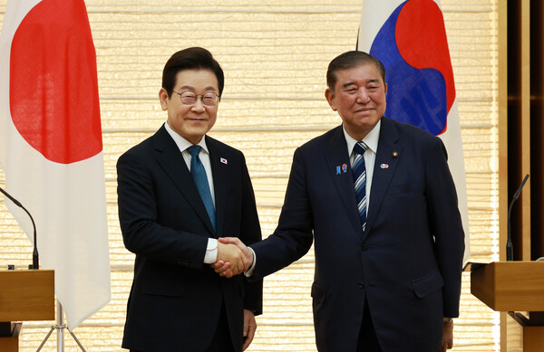 이재명 대통령과 이시바 시게루 일본 총리가 23일, 일본 도쿄 총리 관저에서 한일 공동 언론발표를 마친 뒤 악수를 하고 있다. photo 뉴시스