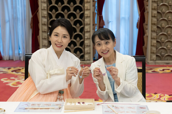 일본을 방문 중인 김혜경 여사가 23일, 일본 도쿄 총리 관저에서 이시바 시게루 일본 총리의 부인 이시바 요시코 여사(오른쪽)와 함께 한일 양국 전통 매듭 만들기 체험을 하고 있다. photo 뉴시스