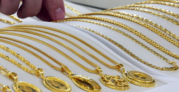 서울 종로구 한국금거래소에서 직원이 순금 목걸이를 정리하고 있다. 기사와 관련 없는 자료 사진. photo 뉴시스