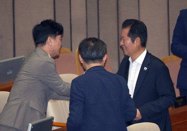 김영훈 고용노동부 장관과 정청래 더불어민주당 대표가 24일 오전 서울 여의도 국회에서 열린 제428회 국회(임시회) 제2차 본회의에서  노란봉투법 통과 후 악수를 하고 있다. photo 뉴시스