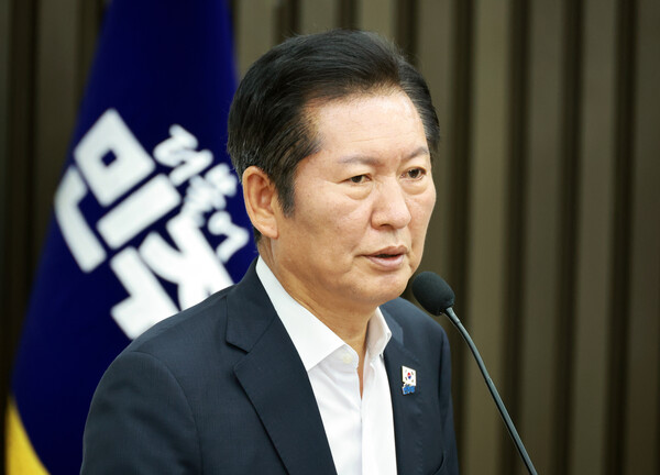 정청래 더불어민주당 대표가 24일 오전 서울 여의도 국회에서 열린 의원총회에서 발언을 하고 있다. photo 뉴시스