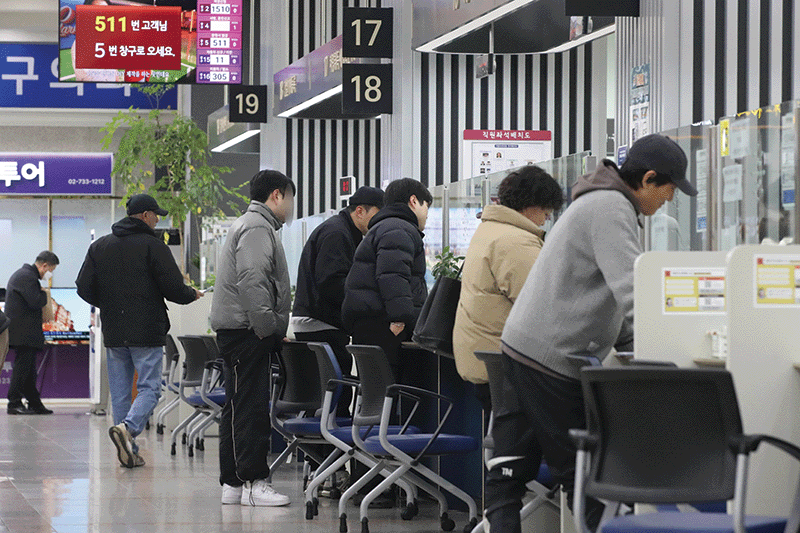 서울에 위치한 한 구청 민원실에서 시민들이 민원을 접수하고 있다. photo 조선일보