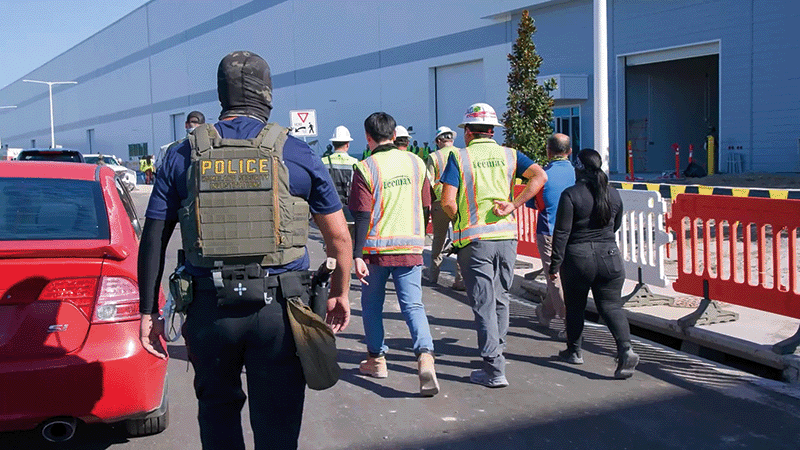 미국 이민세관단속국 ICE이 조지아주 내 현대자동차그룹과 LG에너지솔루션 합작 배터리 공장 건설 현장의 한국인 직원 300여명을 기습 단속·구금하는 사진을 공개했다. photo ICE 홈페이지