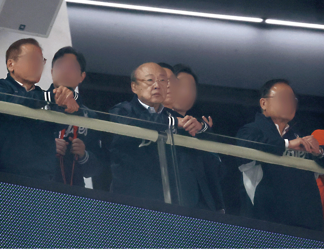 지난 4월 11일 대전 한화생명볼파크에서 열린 ‘2025 신한 SOL 뱅크 KBO리그’ 한화 이글스와 키움 히어로즈 경기에서 한화 김승연 회장이 경기장을 찾아 직원들과 경기를 관람하고 있다. photo 뉴스1