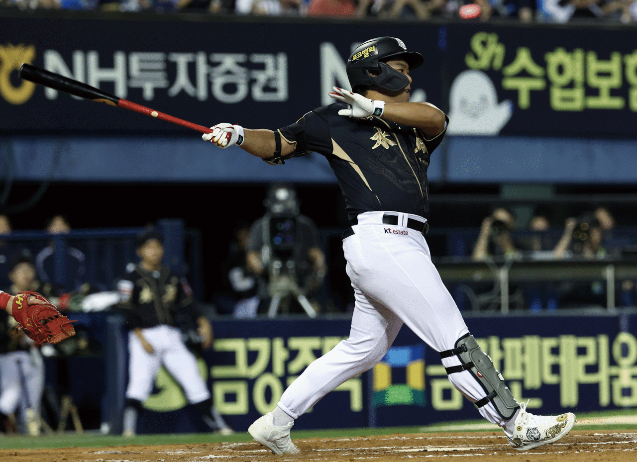 지난 9월 11일 서울 송파구 잠실야구장에서 열린 프로야구 ‘2025신한 SOL뱅크 KBO 리그’ kt 위즈와 LG 트윈스의 경기 7회초 무사 주자1, 2루 상황 대타로 나선 KT 강백호가 1타점 안타를 날리고 있다. photo 뉴스1