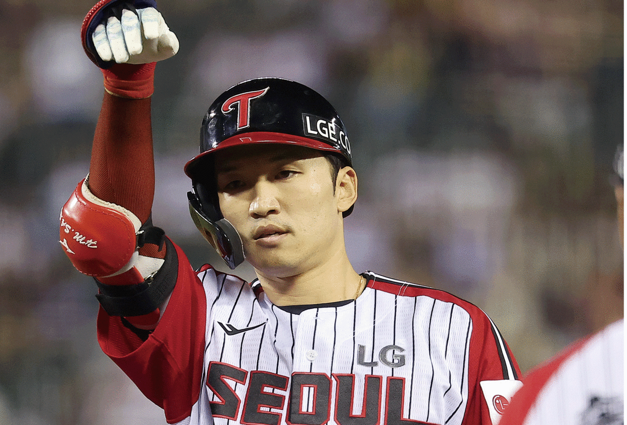 지난 9월 14일 서울 송파구 잠실야구장에서 열린 프로야구 ‘2025 신한 SOL뱅크 KBO 리그’ KIA 타이거즈와 LG 트윈스의 경기, LG 박해민이 8회말 무사 1, 2루에서 만루를 만드는 안타를 친 뒤 세리머니를 하고 있다. photo 뉴스1
