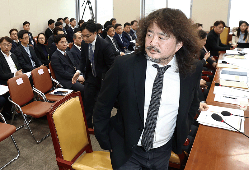 방송인 김어준씨가 지난해 12월 13일 서울 여의도 국회에서 열린 과학기술정보방송통신위원회 전체회의에 출석, 계엄 당시 암살조 제보를 폭로한 뒤 자리를 이석하고 있다. photo 뉴스1