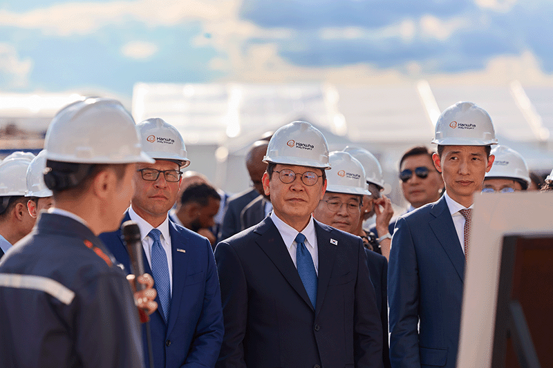 이재명 대통령(가운데)이 지난 8월 26일(현지시간) 미국 필라델피아 한화 필리조선소에서 열린 미국 해양청 발주 국가안보 다목적선 ‘스테이트 오브 메인’호의 명명식에 참석해 관계자로부터 설명을 듣고 있다. 이 대통령 오른쪽은김동관 한화그룹 부회장. photo 뉴스1