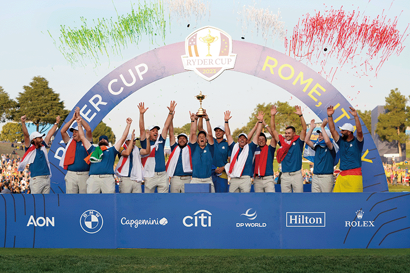 2023년 10월 1일 이탈리아 구이도냐 몬테첼리오의 마르코 시모네 골프클럽에서 루크 도널드 단장(가운데)이 이끄는 유럽팀이 우승을 차지하고 라이더컵 트로피를 들어올렸다. photo 뉴시스·AP