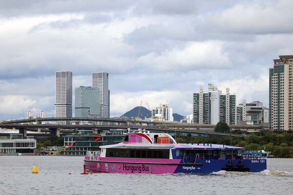 지난 18일, 한강 마곡~잠실 구간에서 첫 운항을 시작한 '한강버스' photo 뉴스1