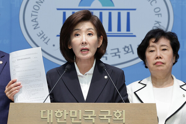 나경원 의원을 비롯한 국민의힘 법제사법위원회 위원들이 19일 오전 서울 여의도 국회 소통관에서 조희대 대법원장·한덕수 전 국무총리의 비밀 회동 의혹을 제기한 여권을 성토하는 기자회견을 하고 있다. photo 뉴스1