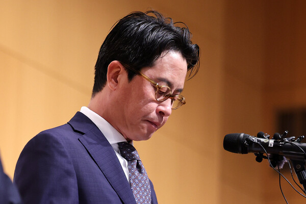 조좌진 롯데카드 대표이사가 지난 18일, 롯데카드 해킹 사태와 관련한 사과문을 발표하고 있다. photo 뉴스1