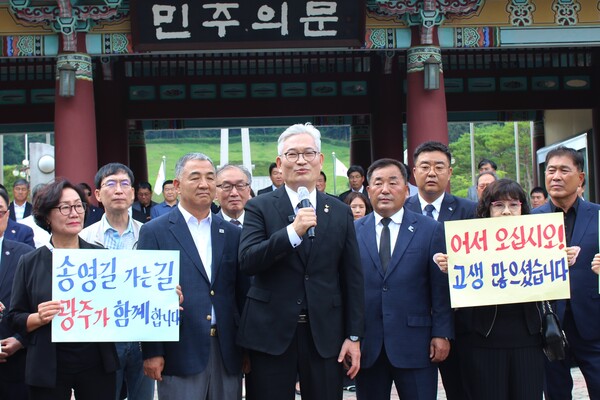 송영길 소나무당 대표(가운데)가 지난 6월 25일, 보석 석방 후 첫 일정으로 광주광역시 북구 국립5·18민주묘지를 참배한 뒤 발언하고 있다. photo 뉴스1