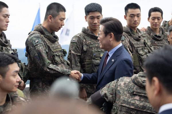 이재명 대통령이 지난 9월 12일, 강원도 화천군 육군 제7보병사단 칠성전망대를 방문해 군 장병들을 격려하고 있다. photo 뉴스1