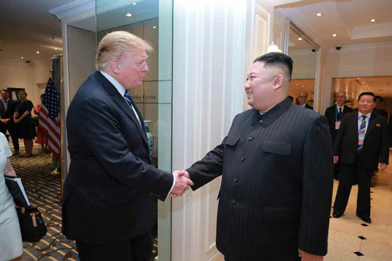 지난 2019년 3월 베트남 하노이에서 악수 중인 도널드 트럼프 미국 대통령과 김정은 북한 국무위원장. photo 뉴스1