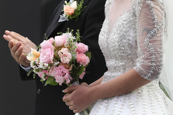 신랑 신부가 축가를 듣고 있다. 기사와 관련 없는 자료 사진. photo 뉴스1