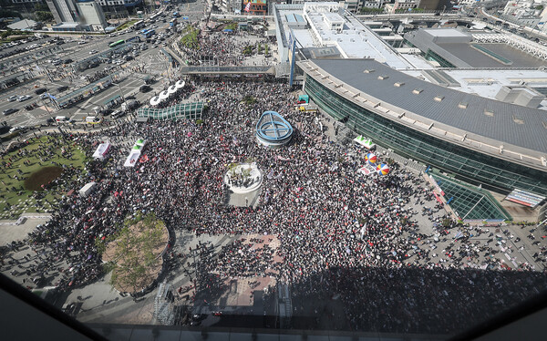 21일 오후 대구 동대구역 광장에서 국민의힘 지도부가 참석한 가운데 '야당탄압·독재정치 국민 규탄대회'가 열리고 있다. photo 뉴스1