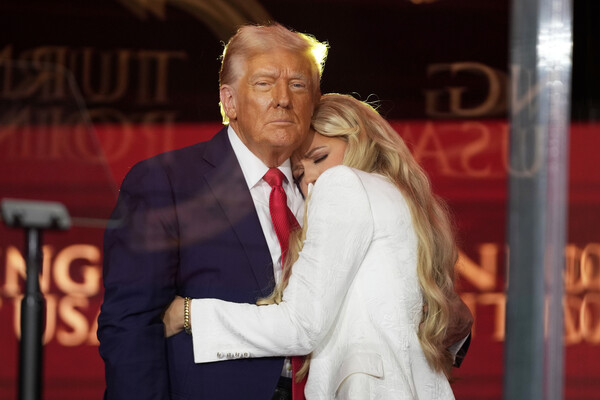 도널드 트럼프 미국 대통령이 21일(현지시각) 미국 애리조나주 글렌데일 스테이트팜 스타디움에서 열린 우파활동가 고(故) 찰리 커크 '터닝포인트 USA' 창립자 추도식에 참석해 미망인 에리카 커크를 위로하고 있다. photo 뉴시스