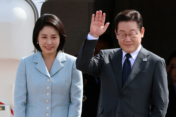 이재명 대통령과 김혜경 여사(왼쪽)가 미국 뉴욕에서 열리는 제80차 유엔총회 참석을 위해 22일 오전 경기도 성남 서울공항을 통해 출국하며 인사를 하고 있다. photo. 뉴스1