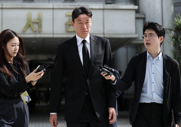 '불법 촬영' 혐의를 받는 축구선수 황의조(33·알라니아스포르)가 지난 4일 오후 서울 서초구 서울중앙지방법원에서 열린 성폭력 범죄의 처벌 등에 관한 특례법 위반(카메라 등 이용촬영) 항소심 선고 공판에서 1심과 같은 징역 1년 집행유예 2년을 선고받은 후 법정을 나서고 있다. Photo. 뉴스1