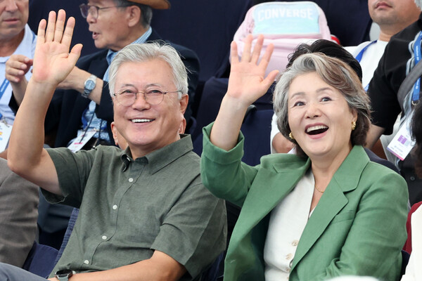 문재인 전 대통령 내외가 지난 12일 광주 동구 5·18민주광장에서 열린 2025 세계양궁선수권대회 리커브 여자 개인 결승전을 관람하며 객석을 향해 인사하고 있다. photo 뉴스1