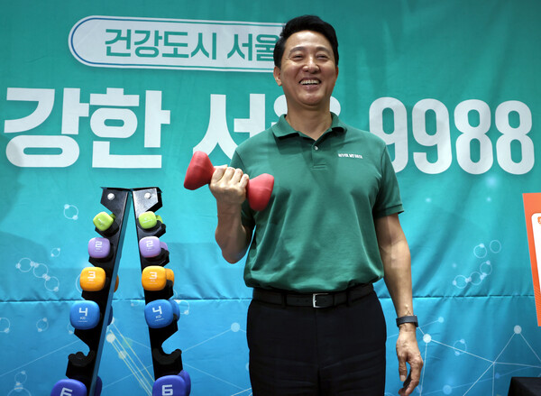 오세훈 서울시장이 지난 9월 10일 서울 중구 서울시청에서 건강도시 서울 종합계획 '더 건강한 서울 9988' 발표에 앞서 덤벨을 들고 있다. photo 뉴스1