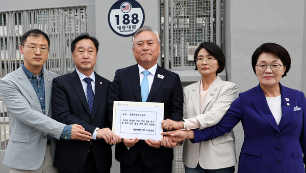 지난 22일, 서울 주한 미국대사관을 항의방문한 (왼쪽부터)김상욱, 김준혁, 이재강, 권향엽, 임미애 더불어민주당 초선의원들이 '조지아 한국인 구금사태 해결 촉구 및 한미 관세협상 관련 입장문'을 들고 있다. photo 뉴스1