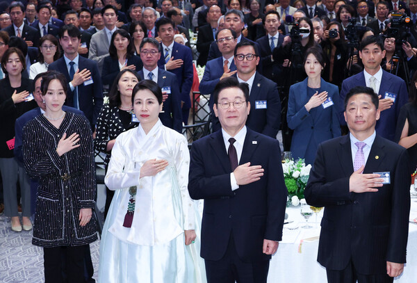 이재명 대통령과 김혜경 여사가 22일(현지시각) 미국 뉴욕의 한 호텔에서 열린 동포 간담회에서 참석자들과 국민의례를 하고 있다. photo 뉴시스