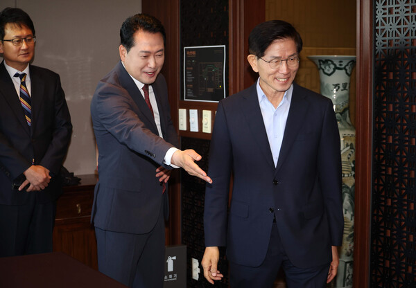 23일, 서울 여의도의 한 식당에서 오찬 회동을 가진 장동혁 국민의힘 대표와 김문수 전 국민의힘 대선 후보(오른쪽). photo 뉴스1