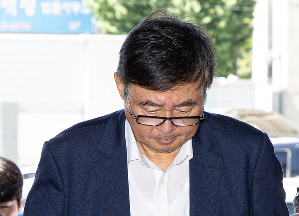 경기도 화성 아리셀 공장 화재와 관련해 박순관 아리셀 대표가 지난해 8월 영장실질심사를 마친 후 경기도 수원시 영통구 수원남부경찰서 유치장으로 들어서고 있다. photo 뉴스1