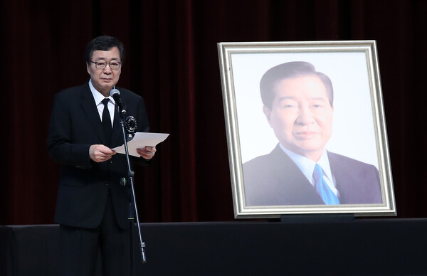 24일, 향년 75세로 별세한 김홍업 김대중평화센터 이사장(왼쪽). photo 뉴스1